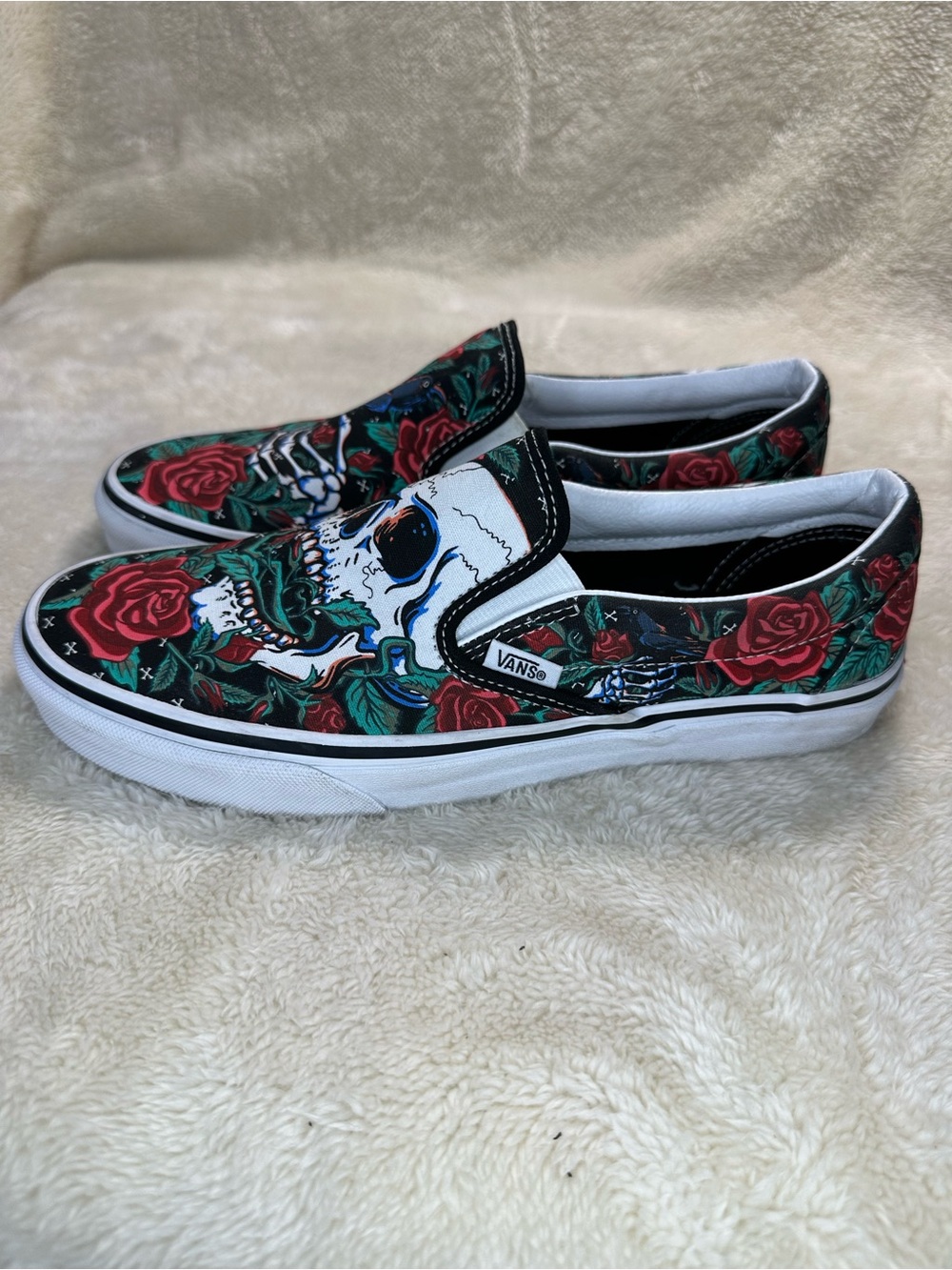 Vans Skull and Roses Print Classic Slip-On Shoes Size Mens 8 Women’s 9.5